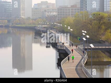 Philadelphia Skyline avec Schuylkill River Park Promenade au printemps auprès des joggeurs et des cyclistes, Philadelphia, Pennsylvania, USA Banque D'Images