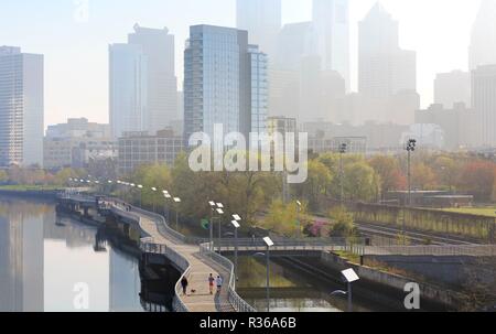 Philadelphia Skyline avec Schuylkill River Park Promenade au printemps auprès des joggeurs et des cyclistes, Philadelphia, Pennsylvania, USA Banque D'Images