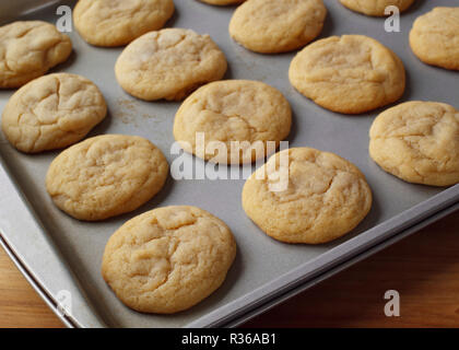 Les cookies sur la plaque ordinaire dans la lumière naturelle. Banque D'Images