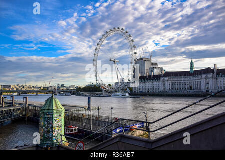 Vue sur le London Eye à partir de Westminster Bridge à Londres, Angleterre, Royaume-Uni Banque D'Images