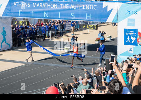 36e Marathon authentique d'Athènes. Brimin Misoi Kipkorir du Kenya 1er passage de la ligne d'arrivée au stade Panathénaïque Banque D'Images