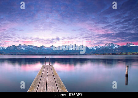 Au pont du lac dans les alpes Banque D'Images