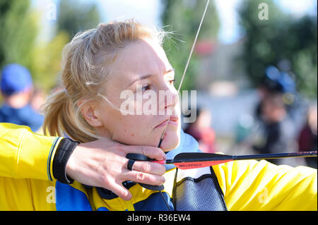 La formation. Femme archer tirant le string d'un arc et une flèche. Kiev, Ukraine. 25 octobre 2018 Banque D'Images