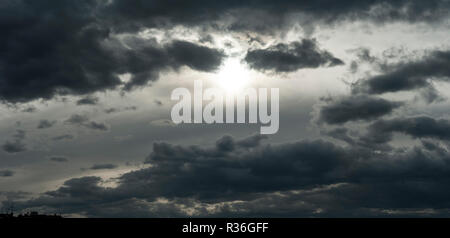 Sombre ciel nuageux menaçant Banque D'Images