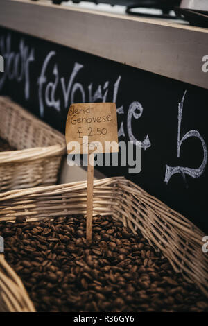 Les grains de café en vente à Mercato Metropolitano, le premier marché communautaire durable à Londres a porté sur la revitalisation de la zone et la protection enviro Banque D'Images