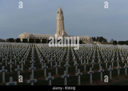 20 octobre 2018 - Douaumont, France : le cimetière de guerre monument de Douaumont, qui abrite les restes de 130 000 soldats, français et allemands, qui ont pris part à la Première Guerre mondiale. Il y a 15 000 traverse en dehors du monument avec les noms des soldats français qui sont morts dans les environs. La necropole et l'ossuaire de Douaumont, monument de l'ONU un imposant la mémoire des soldats ayant participe a la bataille de Verdun durant la Première Guerre mondiale. *** FRANCE / PAS DE VENTES DE MÉDIAS FRANÇAIS *** Banque D'Images