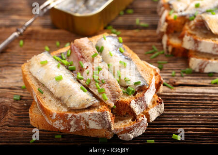 Sardines sur du pain sandwich frais Banque D'Images
