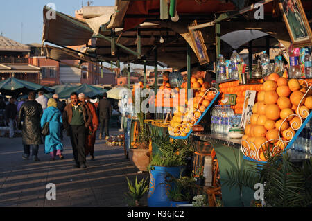 Marrakech, Maroc - 12 septembre 2014 : stand de fruits avec des fruits frais et de jus sur la place principale de la ville de Marrakech. Banque D'Images