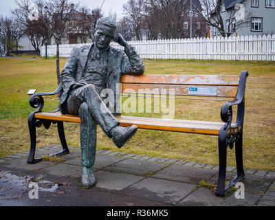 REYKJAVIK, ISLANDE - 23 octobre, 2018 : statue du poète islandais Tomas Gudmundsson par Halla Gunnarsdottir Banque D'Images