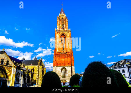 La tour de calcaire le Quartier Gothique Sint Janskerk à Maastricht. Il a été peint avec du sang de boeuf. Baptistère était pour Basilique de Saint Servatius Banque D'Images