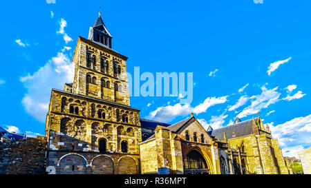 La ville historique de Maastricht aux Pays-Bas comme vu de la tour de la cathédrale St Jean. Et les tours de la Basilique de St Servatius Banque D'Images