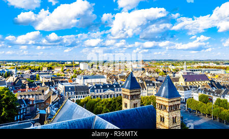 La ville historique de Maastricht aux Pays-Bas comme vu de la tour de la cathédrale St Jean. Et les tours de la Basilique de St Servatius Banque D'Images