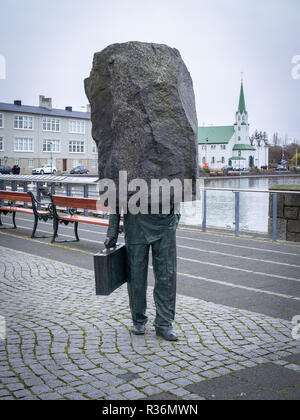 REYKJAVIK, ISLANDE - 23 octobre, 2018 : Mémoire de l'Inconnu bureaucrate. Statue par Magnus Tomasson Banque D'Images