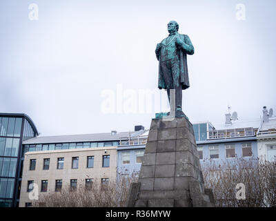 REYKJAVIK, ISLANDE - 23 octobre, 2018 : Statue de politicien islandais Jon Sigurdsson par Einar Jonsson Banque D'Images