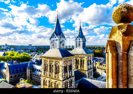 La ville historique de Maastricht aux Pays-Bas comme vu de la tour de la cathédrale St Jean. Et les tours de la Basilique de St Servatius Banque D'Images