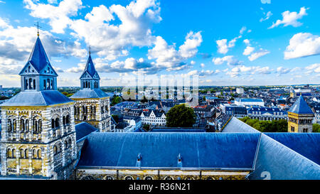 La ville historique de Maastricht aux Pays-Bas comme vu de la tour de la cathédrale St Jean. Et les tours de la Basilique de St Servatius Banque D'Images