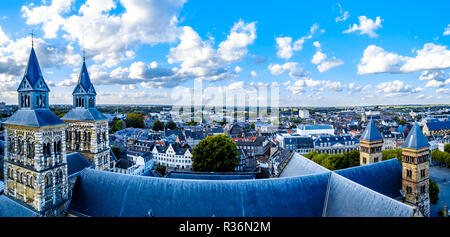 La ville historique de Maastricht aux Pays-Bas comme vu de la tour de la cathédrale St Jean. Et les tours de la Basilique de St Servatius Banque D'Images