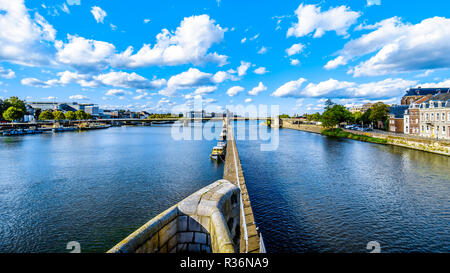 La Meuse (Meuse) comme il coule à travers la ville historique de Maastricht aux Pays-Bas. Vue de la Sint Servaasbrug (St. Servatius Bridge) Banque D'Images