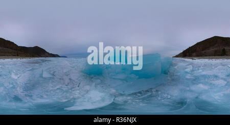 Vue panoramique à 360° de De grandes plaques de glace bleue sur un lac Baikal en hiver par temps nuageux