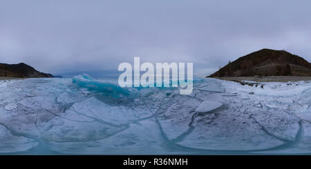 Vue panoramique à 360° de De grandes plaques de glace bleue sur un lac Baikal en hiver par temps nuageux