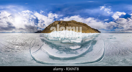 Vue panoramique à 360° de Ice Blue de buttes sur le lac Baikal winter
