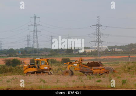 R Les décapeuses automotrices Caterpillar Billings dépose plus de fardeau sur les premières étapes de l'IPORT construction à Doncaster, dans le Yorkshire du Sud Banque D'Images