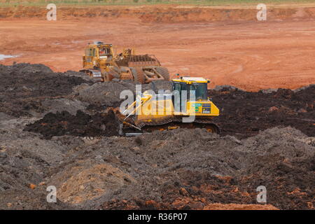 R Les décapeuses automotrices Caterpillar Billings dépose plus de fardeau sur les premières étapes de l'IPORT construction à Doncaster, dans le Yorkshire du Sud Banque D'Images