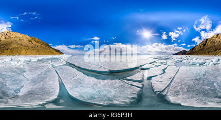 Vue panoramique à 360° de Ice Blue de buttes sur le lac Baikal winter