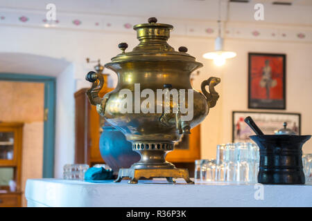 Vintage gold-plated samovar dans la maison musée d'Alexandre Chavchavadze. Banque D'Images