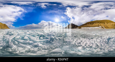 Vue panoramique à 360° de Ice Blue de buttes sur le lac Baikal winter