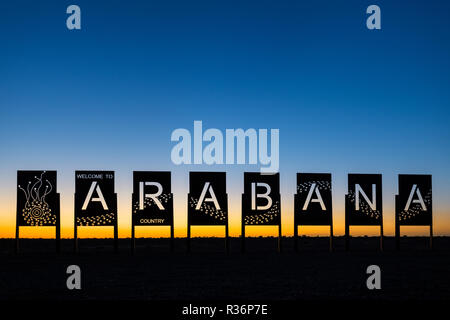 Le beau pays Arabana signer au lever du soleil. Banque D'Images