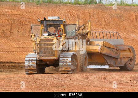 R Les décapeuses automotrices Caterpillar Billings dépose plus de fardeau sur les premières étapes de l'IPORT construction à Doncaster, dans le Yorkshire du Sud Banque D'Images