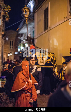 Les processions de Pâques dans la rue du village de Penne, l'Italie, l'Europe. Banque D'Images