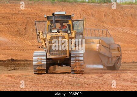 R Les décapeuses automotrices Caterpillar Billings dépose plus de fardeau sur les premières étapes de l'IPORT construction à Doncaster, dans le Yorkshire du Sud Banque D'Images