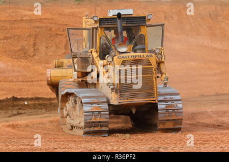 R Les décapeuses automotrices Caterpillar Billings dépose plus de fardeau sur les premières étapes de l'IPORT construction à Doncaster, dans le Yorkshire du Sud Banque D'Images