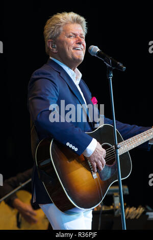 BETHEL, NEW YORK - 02 août : Peter Cetera se produit avec l'Orchestre Philharmonique de la vallée de l'Hudson en concert à Bethel Woods Art Center le 2 août 2015 à Bethel, New York. (Photo par Steve Mack/S.D. Mack Photos) Banque D'Images