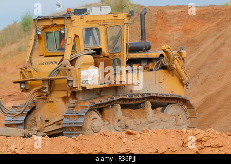 R Les décapeuses automotrices Caterpillar Billings dépose plus de fardeau sur les premières étapes de l'IPORT construction à Doncaster, dans le Yorkshire du Sud Banque D'Images