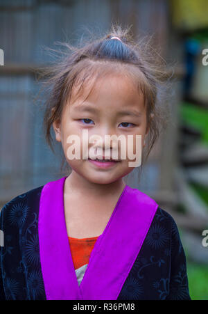 Fille de la minorité Hmong dans le village de Bam Na Ouan Laos Banque D'Images