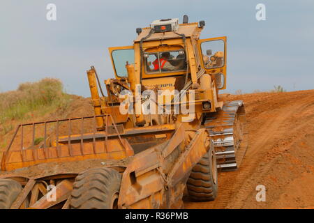 R Les décapeuses automotrices Caterpillar Billings dépose plus de fardeau sur les premières étapes de l'IPORT construction à Doncaster, dans le Yorkshire du Sud Banque D'Images