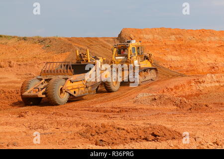 R Les décapeuses automotrices Caterpillar Billings dépose plus de fardeau sur les premières étapes de l'IPORT construction à Doncaster, dans le Yorkshire du Sud Banque D'Images