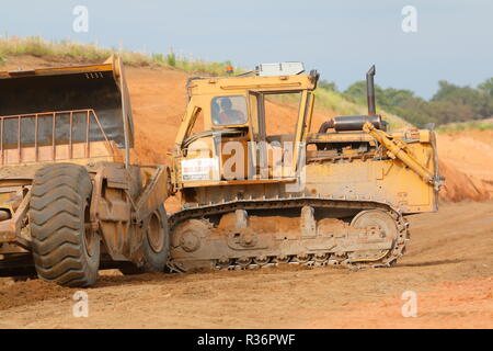 R Les décapeuses automotrices Caterpillar Billings dépose plus de fardeau sur les premières étapes de l'IPORT construction à Doncaster, dans le Yorkshire du Sud Banque D'Images