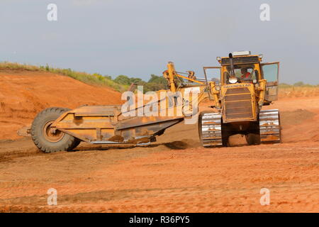 R Les décapeuses automotrices Caterpillar Billings dépose plus de fardeau sur les premières étapes de l'IPORT construction à Doncaster, dans le Yorkshire du Sud Banque D'Images