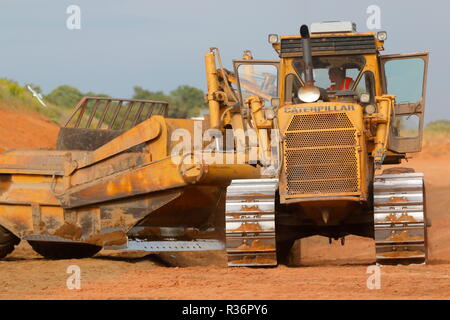 R Les décapeuses automotrices Caterpillar Billings dépose plus de fardeau sur les premières étapes de l'IPORT construction à Doncaster, dans le Yorkshire du Sud Banque D'Images