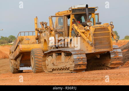 R Les décapeuses automotrices Caterpillar Billings dépose plus de fardeau sur les premières étapes de l'IPORT construction à Doncaster, dans le Yorkshire du Sud Banque D'Images