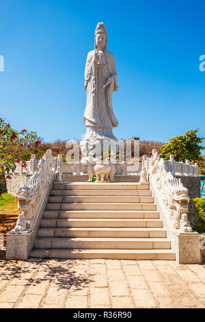 Statue de Bouddha au Temple Bouddhiste Buu fils près du Po ou de Poshanu Cham Tower Inu Sahu dans la ville de Phan Thiet au Vietnam Banque D'Images