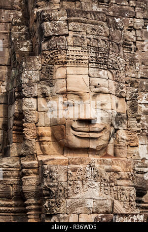 Visages de pierre au temple Bayon. Bayon est un célèbre temple Khmer à Angkor au Cambodge. Banque D'Images