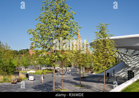 Moscou, Russie - 9 août 2018 : People walking in Park Zaryadye à Moscou, Russie. La Cathédrale St Basile en arrière-plan Banque D'Images