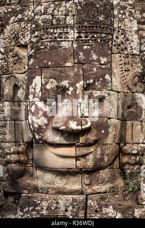 Visages de pierre au temple Bayon. Bayon est un célèbre temple Khmer à Angkor au Cambodge. Banque D'Images