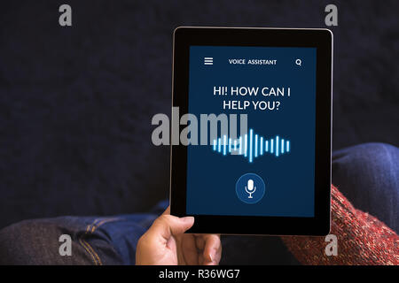Hands holding digital tablet computer avec assistant vocal concept à l'écran. Tous les contenu de l'écran est conçu par moi. Vue d'en haut Banque D'Images