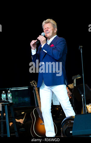 BETHEL, NEW YORK - 02 août : Peter Cetera se produit avec l'Orchestre Philharmonique de la vallée de l'Hudson en concert à Bethel Woods Art Center le 2 août 2015 à Bethel, New York. (Photo par Steve Mack/S.D. Mack Photos) Banque D'Images